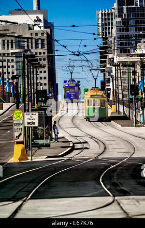 Melbourne Straßenbahnen Wicklung ihren Weg nach unten wirbeln Straßenbahnlinien in Richtung Docklands Bezirk von Melbourne, Australien Stockfoto