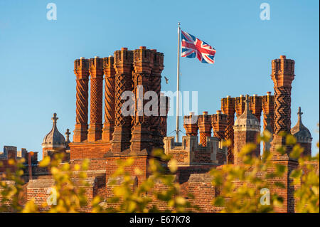 Schornstein-Tops in Hampton Court Palace, Surrey, England Stockfoto