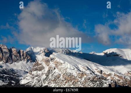 Fermeda Munte Jela Mont De Stevia mit der Geisler Geislerspitzen Hintergrund über Selva Val Gardena Winter Dolomiten winter Stockfoto