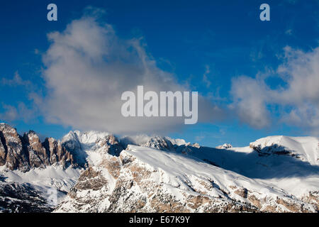 Fermeda Munte Jela Mont De Stevia mit der Geisler Geislerspitzen Hintergrund über Selva Val Gardena Winter Dolomiten winter Stockfoto