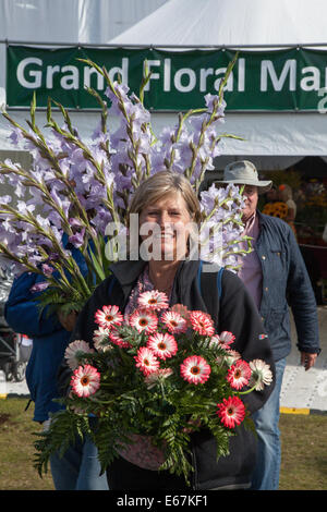 Southport, Merseyside, England. 17. August 2014.  Exponate auf Großbritanniens größte unabhängige Blumenschau, der seinen 85. Jahr mit einer lärmenden Karneval-wie Feier aller Dinge lateinamerikanischen feiert.  Unterhaltung, Essen Demonstrationen und Gartengestaltung. Bildnachweis: Mar Photographics/Alamy Live-Nachrichten. Stockfoto