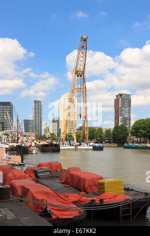 Lastkähne und Schwimmkran der Leuvehaven, Rotterdam, Südholland, Niederlande Stockfoto