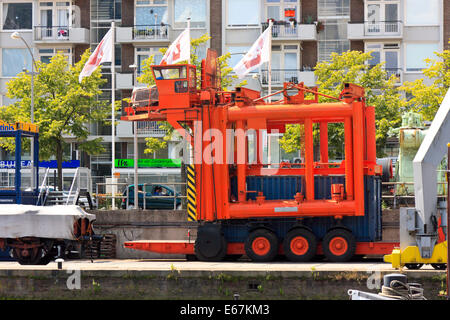 Historische Container-Transporter auf dem Pier Leuvehaven Maritime Museum, Rotterdam, Südholland, Niederlande