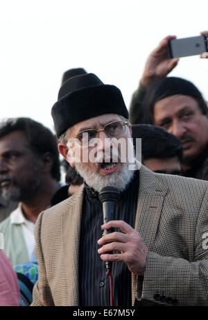 (140818)--ISLAMABAD, 18. August 2014 (Xinhua)--Anti-Regierungs-Kleriker spricht Tahir-Ul-Qadri an seine Anhänger während einer Protestaktion in Islamabad, der Hauptstadt von Pakistan, am 17. August 2014. Ein senior Oppositionsführer in Pakistan genannt Sonntag für eine Bewegung des zivilen Ungehorsams, Personen nicht zu steuern und Nebenkosten zu zahlen. (Xinhua/Ahmad Kamal) (Hdt) Stockfoto