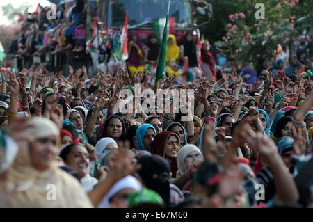 (140818)--ISLAMABAD, 18. August 2014 (Xinhua)--Anhänger der Anti-Regierungs-Kleriker Tahir-Ul-Qadri erheben ihre Hände während einer Protestaktion in Islamabad, der Hauptstadt von Pakistan, am 17. August 2014. Ein senior Oppositionsführer in Pakistan genannt Sonntag für eine Bewegung des zivilen Ungehorsams, Personen nicht zu steuern und Nebenkosten zu zahlen. (Xinhua/Ahmad Kamal) (Hdt) Stockfoto