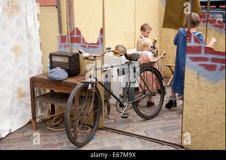 Alten Retro-schwarzes Fahrrad im Hause Nachahmung Stockfoto