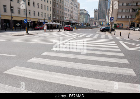 Seltsame Zebrastreifen auf Asphalt Straße in Warschau Stockfoto