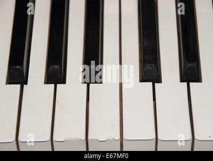 Eine Oktave auf altes Klavier mit gebrochenen Schlüssel Stockfoto