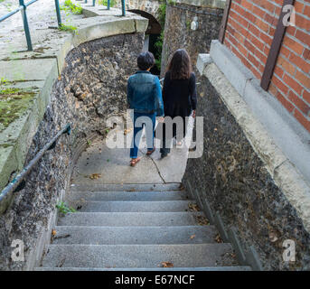 Paris, Frankreich, Frauen Touristen Paar Leute, die auf dem französischen Friedhof, 'Pere Lachaise', die Treppe hinunter gehen Stockfoto