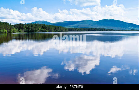 Wald, Berge und Himmel spiegelt sich im Loch Garten, RSPB Abernethy Forest National Nature Reserve, Cairngorms, Speyside, Schottland, Großbritannien Stockfoto