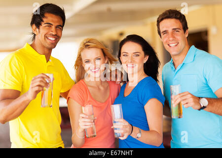 Gruppe von fröhlichen Menschen feiern in der Kneipe Stockfoto