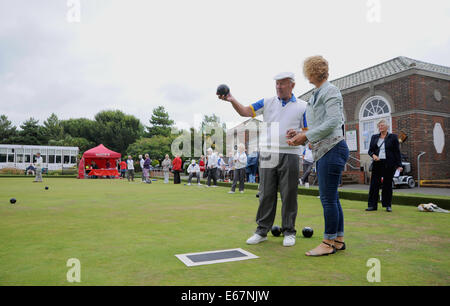 Alte Schalen-Spieler geben Schalen Unterricht bei der Marine Gärten Bowls Club in Worthing Charity Tag der offenen Tür Stockfoto