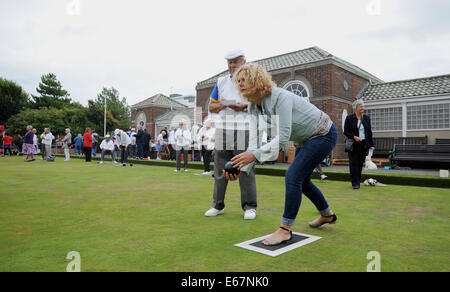 Alte Schalen-Spieler geben Schalen Unterricht bei der Marine Gärten Bowls Club in Worthing Charity Tag der offenen Tür Stockfoto