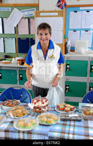 Ältere Frau am Kuchen stand bei der Marine Gärten Bowls Club in Worthing Stockfoto