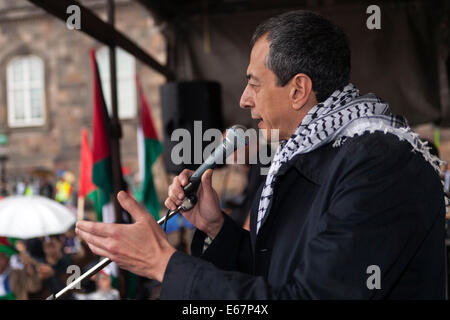 Kopenhagen, Dänemark. 17. August 2014. Head of Palestine Representative Office in Kopenhagen, Dänemark, Botschafter Herr Amro Alhourani, spricht auf die Gaza-Friedensmarsch am Sonntag in Kopenhagen. Die Demonstration wurde zur Unterstützung von Paletinian Kindern im Gaza-Streifen und gegen den israelischen Krieg in ihrem Land. Der Friedensmarsch endete vor dem dänischen Parlament, Christiansborg, nach 2 Stunden lang zu Fuß durch die Stadt. Bildnachweis: OJPHOTOS/Alamy Live-Nachrichten Stockfoto