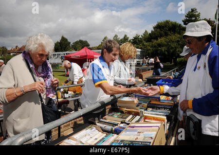 Die Second Hand Buch stand auf der Marine Gardens Bowls Club in Worthing Charity Tag der offenen Tür Stockfoto