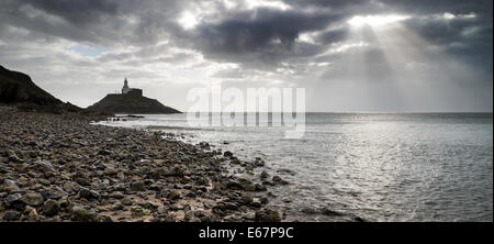 Leuchtturm-Landschaft mit Gewitterhimmel über Meer Stockfoto