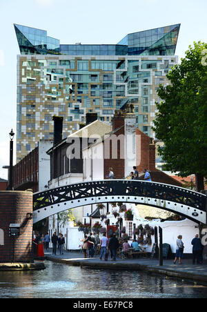 Das Cube-Gebäude überragt Birmingham Kanäle am Kanal-Becken Broad Street in der Innenstadt Kontrast Alter und moderner Architektur Stockfoto