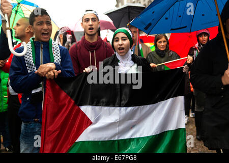 Kopenhagen, Dänemark. 17. August 2014. Trotz des strömenden Regens versammeln sich Hunderte von Copenhagener in einem Frieden Match zur Unterstützung von Kindern im Gaza-Streifen und gegen den israelischen Krieg in ihrem Land. Der Friedensmarsch endete vor dem dänischen Parlament, Christiansborg, nach 2 Stunden lang zu Fuß durch die Stadt. Bildnachweis: OJPHOTOS/Alamy Live-Nachrichten Stockfoto