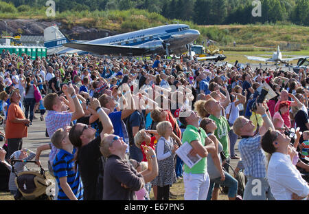 Helsinki, Finnland, 17. August 2014. Menschen sahen Finnland International Airshow 2014 am Flughafen Helsinki-Malmi. Bildnachweis: Aija Lehtonen/Alamy Live-Nachrichten Stockfoto