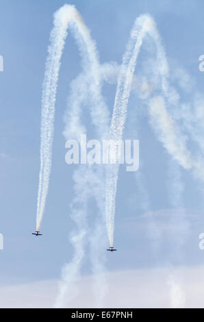 Helsinki, Finnland, durchgeführt 17. August, 2014.Flying Bulls Aerobatic Duo auf Helsinki-Malmi Flughafen auf Finnland International Airshow 2014. Bildnachweis: Aija Lehtonen/Alamy Live-Nachrichten Stockfoto