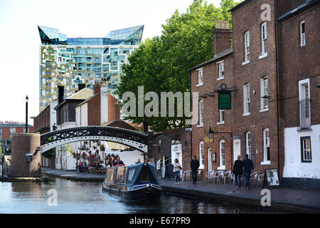 Birmingham-Kanäle am Kanal-Becken Broad Street in der Innenstadt mit Alter und moderner Architektur Gebäude Uk Stockfoto