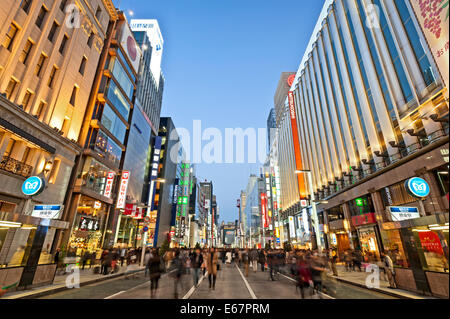 Fußgängerstraße Ginza Tokyo Crossing Stockfoto