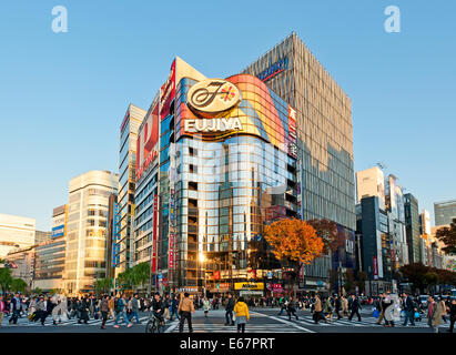 Fujiya Gebäude mit Fußgänger Sukiyabashi Kreuzung an Harumi Dori Street Einkaufsviertel Ginza, Tokio, Japan. Stockfoto