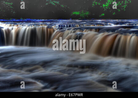 Die vielen Farben der schnell fließenden Aysgarth Fälle. Stockfoto