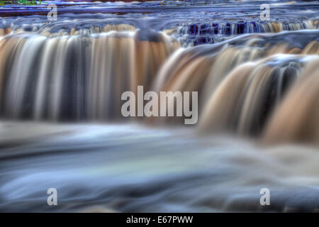 Die vielen Farben der schnell fließenden Aysgarth Fälle. Stockfoto