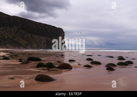 Die Klippen und den Strand von Rackwick Bay auf Hoy, Orkney, Schottland Stockfoto