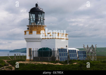 Der unbemannte Brough of Birsay Leuchtturm gebaut von David Stevenson auf den Orkney Inseln, Schottland Stockfoto