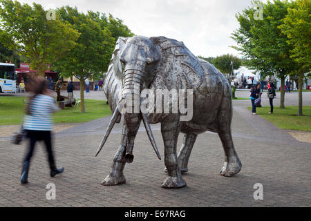 Upcycled stahl Tier Skulpturen in Southport, Merseyside, UK. 17. August 2014. Rhinoceros PANGEA Skulpturen aus recycelten Metallen bei Großbritanniens größte unabhängige flower show. Stockfoto