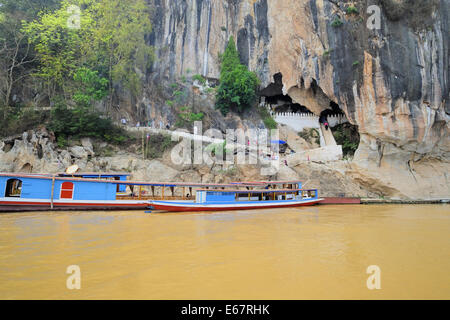 Ausflugsboote am Pak Ou Buddha Höhle, Luang Prabang, Laos 1 Stockfoto