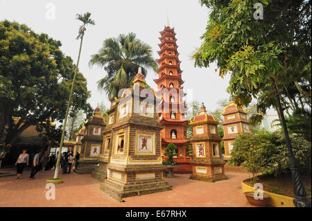 Touristen, die Tran Quoc Pagode in Hanoi. Stockfoto