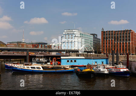 HAMBURG, Deutschland - 14. April 2012: Boote vor dem Wahrzeichen Stella-Haus im Bereich Baumwall in Hamburg, Deutschland am April Stockfoto