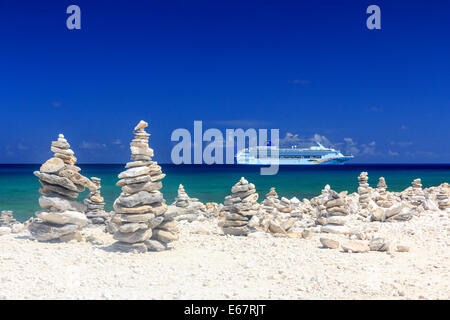 GREAT STIRRUP CAY, BAHAMAS - 24. März 2012: NCL Schiff Norwegian Sky hinter dem Strand auf Great Stirrup Cay, Bahamas am 24. März, Stockfoto