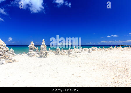 GREAT STIRRUP CAY, BAHAMAS - 24. März 2012: NCL Schiff Norwegian Sky hinter dem Strand auf Great Stirrup Cay, Bahamas am 24. März, Stockfoto