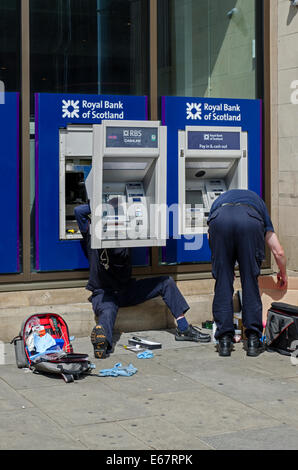 Ingenieure arbeiten an einem Royal Bank of Scotland ATM auf Princes Street, Edinburgh, Schottland, UK. Stockfoto