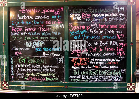 Tafel mit einem Menü geschrieben, gesehen bei Reading Terminal Market, Philadelphia, Pennsylvania. Stockfoto