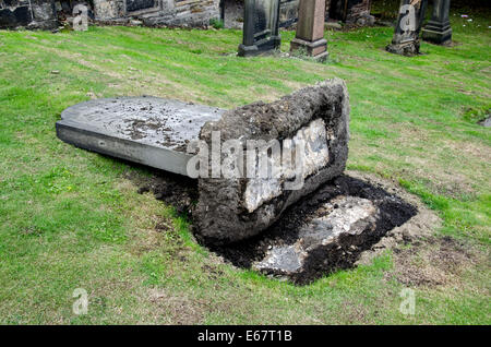 Gefallene oder gestürzte Grabstein im alten Calton Burial Ground, Waterloo Place, Edinburgh, Schottland. Stockfoto