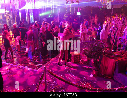 Beverly Hills, CA, USA. 17. August 2014. 17. August 2014 tanzen - Beverly Hills, Kalifornien, USA - Gäste auf Hugh Hefners jährlichen Midsummer Night Dream Party in der Playboy Mansion. © KC Alfred/ZUMA Draht/Alamy Live-Nachrichten Stockfoto