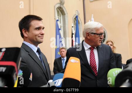 Berlin, Deutschland. 17. August 2014. Der deutsche Außenminister Frank-Walter Steinmeier(R) begrüßt seinen Amtskollegen aus Ukraine Pawlo Klimkin vor eine dringende Sitzung in Berlin, Deutschland, am 17. August 2014. Außenminister der Russischen Föderation, Ukraine, Deutschland und Frankreich Gespräche auf Ukraine-Krise in Berlin am Sonntag. Bildnachweis: Yang Guo/Xinhua/Alamy Live-Nachrichten Stockfoto