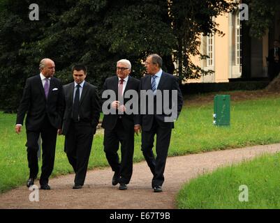 Berlin, Deutschland. 17. August 2014. Französische Außenminister Laurent Fabius, ukrainische Außenminister Pavlo Klimkin, Bundesaußenminister Frank-Walter Steinmeier und russischen Außenminister Sergej Lawrow (von L bis R) ankommen für die dringende Tagung in Berlin, Deutschland, am 17. August 2014. Die vier Außenminister Gespräche auf Ukraine-Krise in Berlin am Sonntag. Bildnachweis: Yang Guo/Xinhua/Alamy Live-Nachrichten Stockfoto