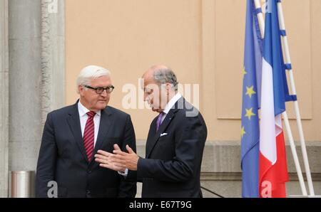 Berlin, Deutschland. 17. August 2014. Der deutsche Außenminister Frank-Walter Steinmeier(L) begrüßt seinen Amtskollegen aus Frankreich Laurent Fabius vor eine dringende Sitzung in Berlin, Deutschland, am 17. August 2014. Außenminister der Russischen Föderation, Ukraine, Deutschland und Frankreich Gespräche auf Ukraine-Krise in Berlin am Sonntag. Bildnachweis: Yang Guo/Xinhua/Alamy Live-Nachrichten Stockfoto