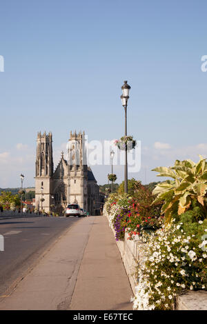 Brücke und Kathedrale von Pont Mousson in Frankreich Stockfoto