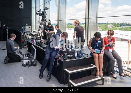 Presse und andere Medien-Profis senden Geschichten, Bilder und Videos direkt an Nachrichtenagenturen nach einer hochkarätigen Veranstaltung. Stockfoto