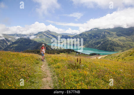 LAC DE ROSELEND, FRANCE, 31. Juli 2014: Wandern in der Nähe von Lac de Roselend in Beaufortain in den französischen Alpen Stockfoto