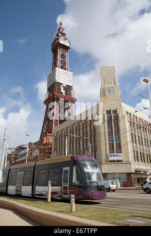 Strand von Blackpool, Lancashire UK und der berühmten Blackpool Tower Stockfoto