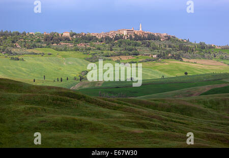 Skyline von Pienza mit wolkenverhangenen Himmel, Val d ' Orcia, Toskana, Italien Stockfoto